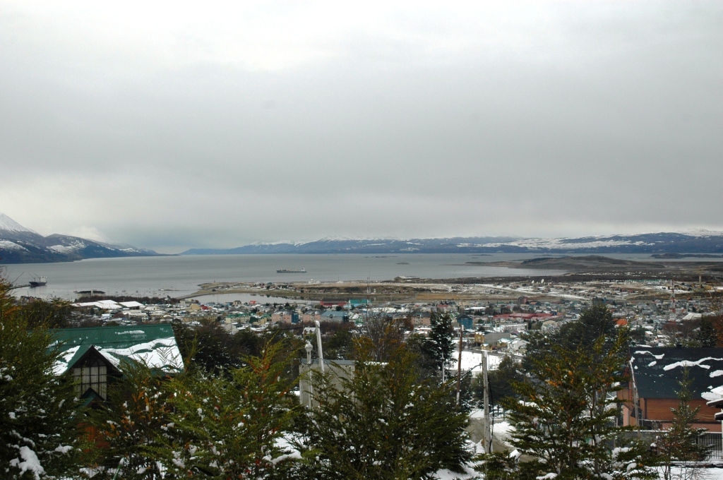 Vista di Ushuaia e del canale di Beagle dall'Aldea Nevada