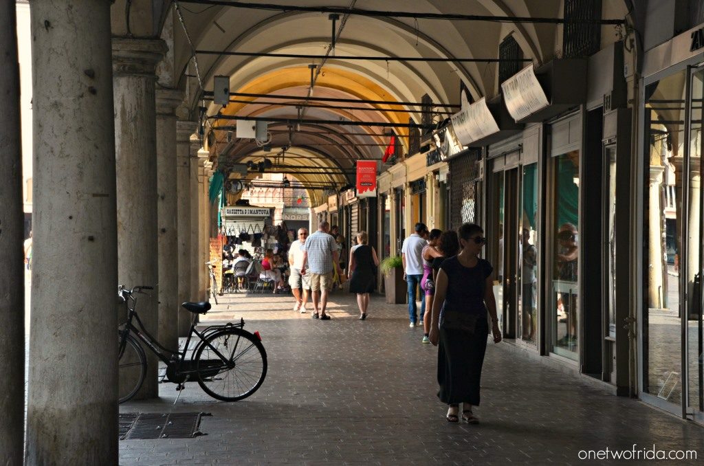 Passeggiando per i portici di Piazza Erbe
