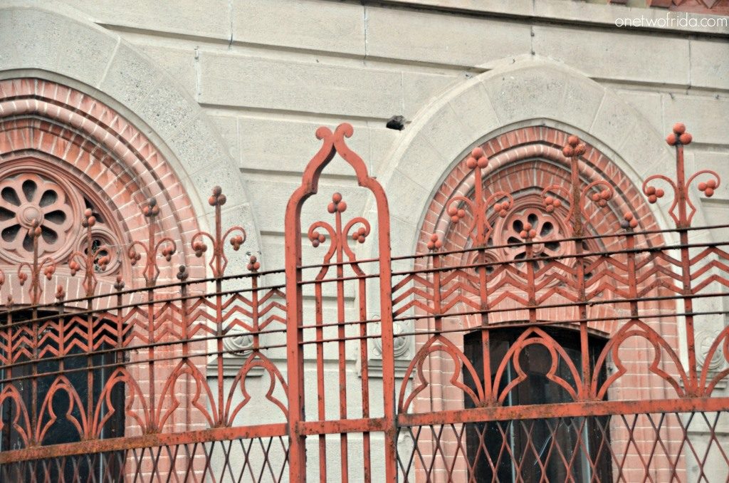 ferro battuto e decorazioni in cotto