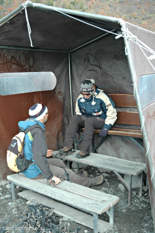 indossare ramponi al campo base