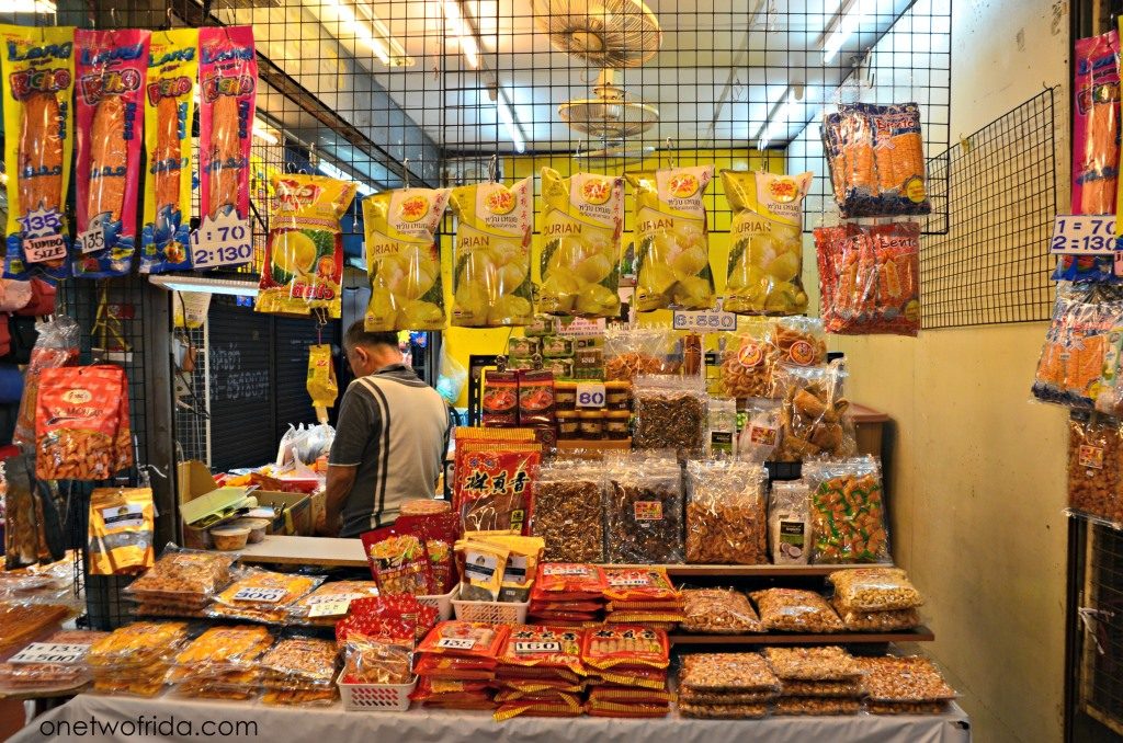 durian secco al mercato in thailandia